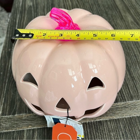 NWT 💖🎃💖 Goblin and Ghoul 8” LED Jack o lantern HOT PINK Ceramic Pumpkin - Picture 5 of 6